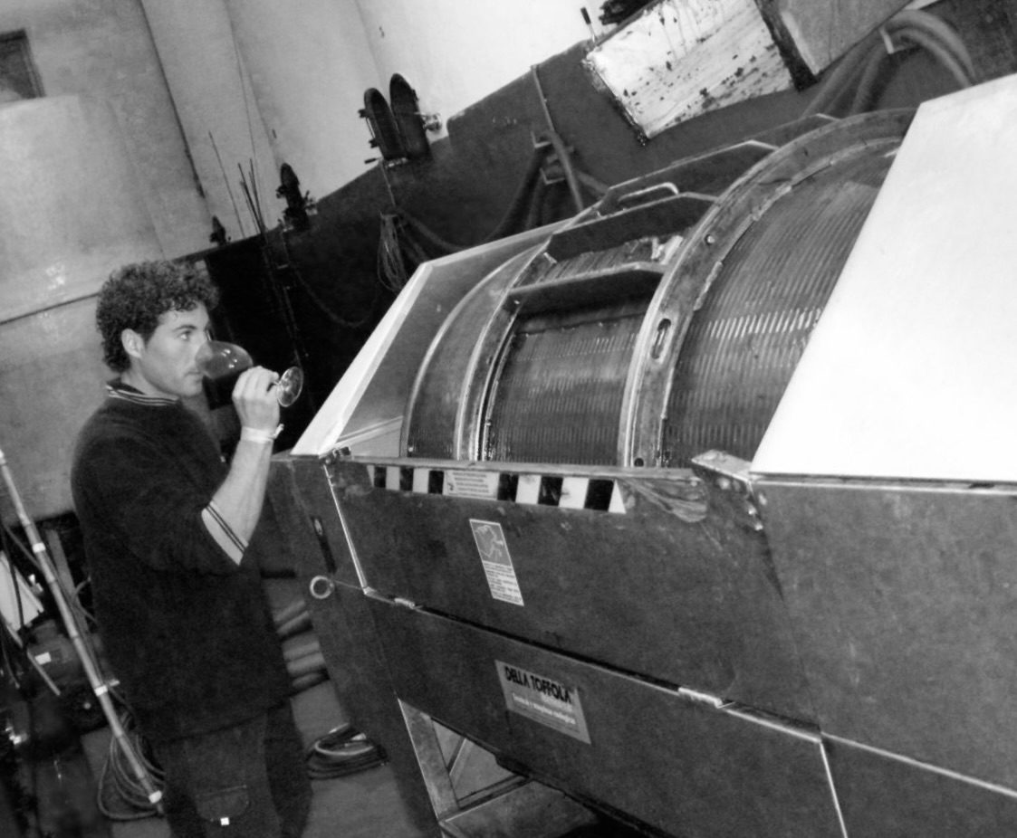 Trabajo en la despalilladora durante la vendimia, en blanco y negro
